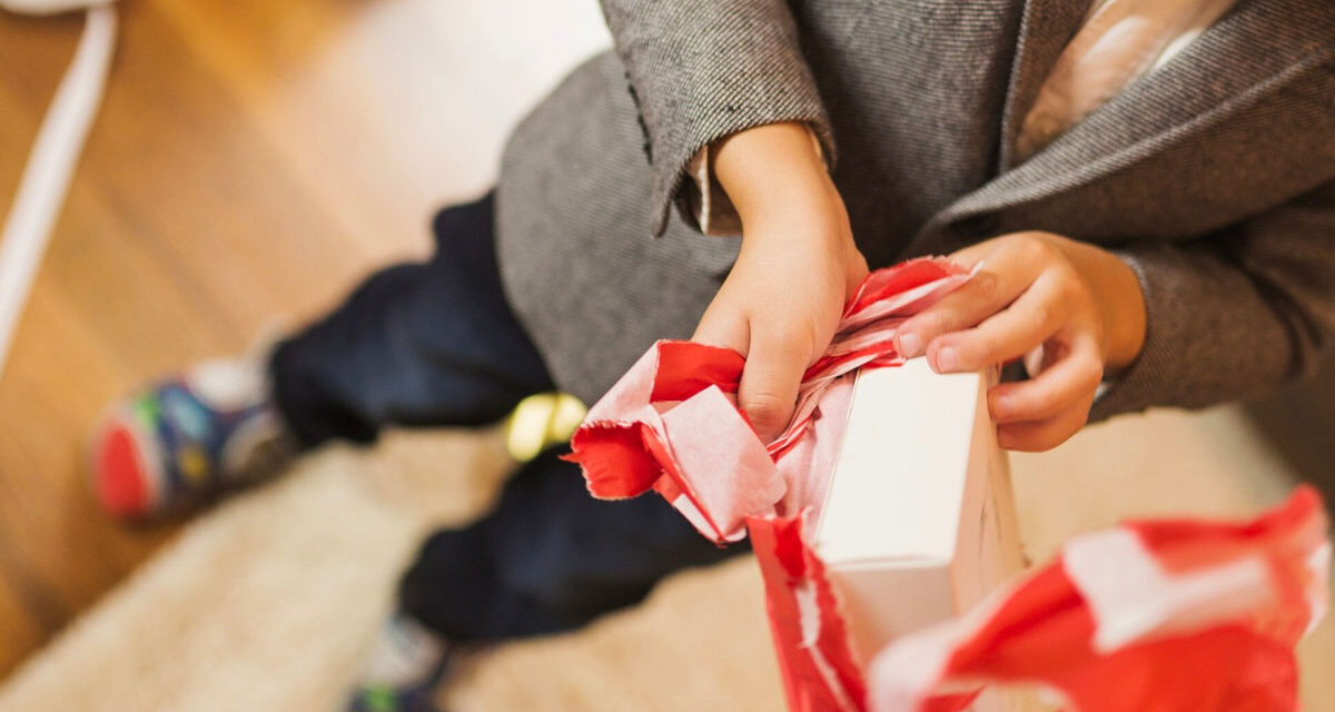 Vánoce a nárůst množství odpadů: Nepodceňujte likvidaci obalů od dárků a řiďte se recyklačními symboly