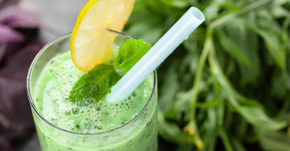 Zdravé matcha tea smoothie s citronem a mátou, ideální pro povzbuzení a detoxikaci. Skvělý způsob přípravy pro maximální využití pozitivních účinků matchy.